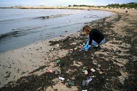 Ramassage de déchets sur une plage à Marseille