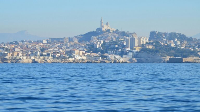 vue sur marseille avec la bonne mère, vue prise depuis un bateau